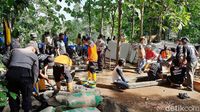 Pembangunan Rumah Mbah Tarso yang Hidup di Gubuk Karung di Purwokerto
