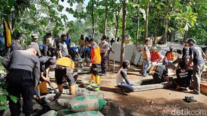 Pembangunan Rumah Mbah Tarso yang Hidup di Gubuk Karung di Purwokerto