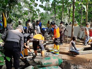 Pembangunan Rumah Mbah Tarso yang Hidup di Gubuk Karung di Purwokerto Pembangunan Rumah Mbah Tarso yang Hidup di Gubuk Karung di Purwokerto