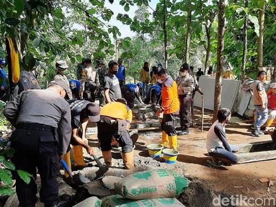 Pembangunan Rumah Mbah Tarso yang Hidup di Gubuk Karung di Purwokerto