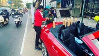 5 Penjual Kopi Unik, Pakai Mobil Mewah hingga Jualan di Boks Telepon