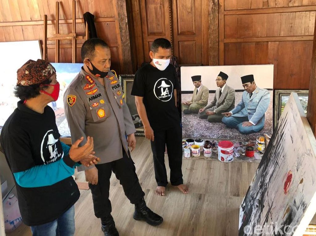 Polisi Banyuwangi Bentuk Seniman Tangguh Hadapi Pandemi COVID-19 Polisi Banyuwangi Bentuk Seniman Tangguh Hadapi Pandemi COVID-19