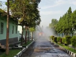 Muncul Klaster Pusdikpom, Damkar Cimahi Lakukan Penyemprotan Disinfektan