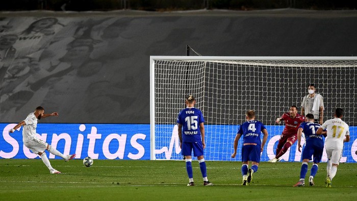 MADRID, SPAIN - JULY 10: Karim Benzema (L) of Real Madrid scores his teams opening goal by penalty kick during the Liga match between Real Madrid CF and Deportivo Alaves at Estadio Alfredo Di Stefano on July 10, 2020 in Madrid, Spain. (Photo by Denis Doyle/Getty Images)