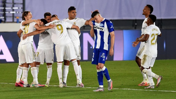 MADRID, SPAIN - JULY 10: Marco Asensio #20 of Real Madrid celebrate with his team mates after he scores his teams 2nd goal during the Liga match between Real Madrid CF and Deportivo Alaves at Estadio Alfredo Di Stefano on July 10, 2020 in Madrid, Spain. (Photo by Denis Doyle/Getty Images)