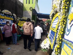 Rekan Kerja Berdatangan Melayat Jenazah Editor Metro TV di Rumah Duka