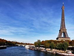 Viral Vandalisme Tulisan Ganjar Pranowo Dekat Menara Eiffel
