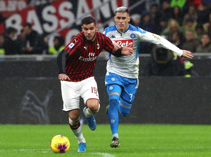 MILAN, ITALY - NOVEMBER 23:  Theo Hernandez of AC Milan competes for the ball with Jose Maria Callejon of SSC Napoli during the Serie A match between AC Milan and SSC Napoli at Stadio Giuseppe Meazza on November 23, 2019 in Milan, Italy.  (Photo by Marco Luzzani/Getty Images)