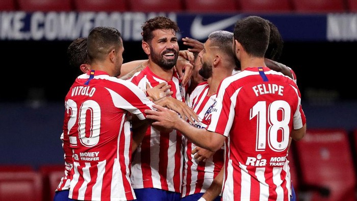 MADRID, SPAIN - JULY 11: Diego Costa of Atletico Madrid celebrates with Yannick Carrasco, Vitolo and Felipe of Atletico Madrid after scoring his teams first goal during the La Liga match between Club Atletico de Madrid and Real Betis Balompie at Wanda Metropolitano on July 11, 2020 in Madrid, Spain. Football Stadiums around Europe remain empty due to the Coronavirus Pandemic as Government social distancing laws prohibit fans inside venues resulting in all fixtures being played behind closed doors. (Photo by Gonzalo Arroyo Moreno/Getty Images)