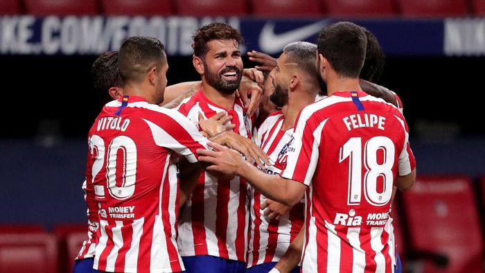 Atletico Madrid vs Real Betis MADRID, SPAIN - JULY 11: Diego Costa of Atletico Madrid celebrates with Yannick Carrasco, Vitolo and Felipe of Atletico Madrid after scoring his teams first goal during the La Liga match between Club Atletico de Madrid and Real Betis Balompie at Wanda Metropolitano on July 11, 2020 in Madrid, Spain. Football Stadiums around Europe remain empty due to the Coronavirus Pandemic as Government social distancing laws prohibit fans inside venues resulting in all fixtures being played behind closed doors. (Photo by Gonzalo Arroyo Moreno/Getty Images)