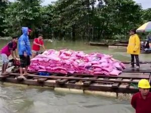 Pemkab Konawe Utara Salurkan Bantuan untuk Korban Banjir Gunakan Rakit