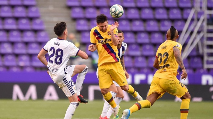 VALLADOLID, SPAIN - JULY 11: Kike Perez of Real Valladolid and Lionel Messi of Barcelona compete for the ball during the Liga match between Real Valladolid CF and FC Barcelona at Jose Zorrilla on July 11, 2020 in Valladolid, Spain. Football Stadiums around Europe remain empty due to the Coronavirus Pandemic as Government social distancing laws prohibit fans inside venues resulting in all fixtures being played behind closed doors. (Photo by Denis Doyle/Getty Images)