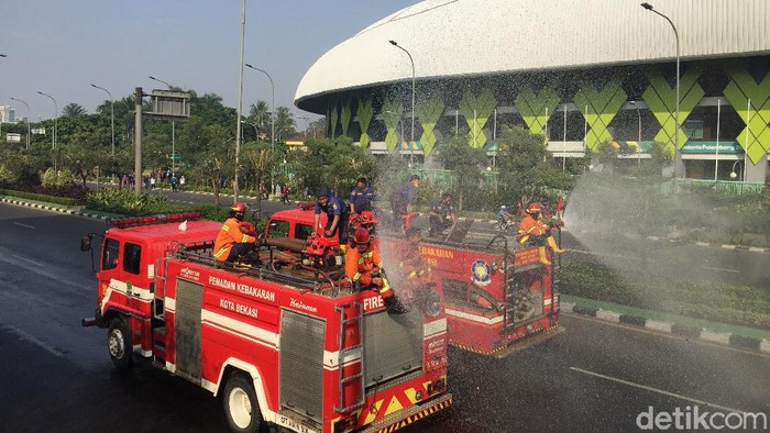 CFD Selesai, Jalan Ahmad Yani Bekasi Disemprot Disinfektan