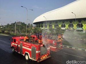 CFD Berakhir, Jalan Jenderal Ahmad Yani Bekasi Disemprot Disinfektan