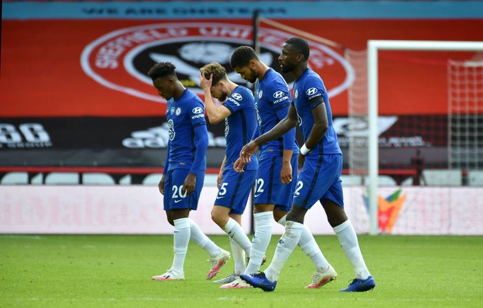 Chelsea SHEFFIELD, ENGLAND - JULY 11: Chelsea players leave the pitch following the Premier League match between Sheffield United and Chelsea FC at Bramall Lane on July 11, 2020 in Sheffield, England. Football Stadiums around Europe remain empty due to the Coronavirus Pandemic as Government social distancing laws prohibit fans inside venues resulting in all fixtures being played behind closed doors. (Photo by Rui Vieira/Pool via Getty Images)