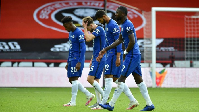 SHEFFIELD, ENGLAND - JULY 11: Chelsea players leave the pitch following the Premier League match between Sheffield United and Chelsea FC at Bramall Lane on July 11, 2020 in Sheffield, England. Football Stadiums around Europe remain empty due to the Coronavirus Pandemic as Government social distancing laws prohibit fans inside venues resulting in all fixtures being played behind closed doors. (Photo by Rui Vieira/Pool via Getty Images)