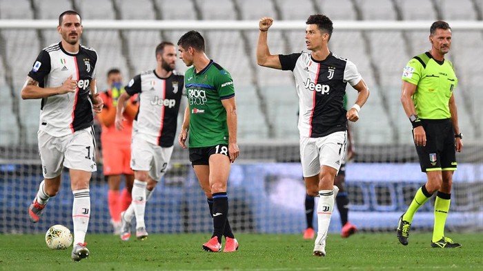 TURIN, ITALY - JULY 11:  Cristiano Ronaldo (R) of Juventus celebrates his second goal from the penalty spot during the Serie A match between Juventus and  Atalanta BC at Allianz Stadium on July 11, 2020 in Turin, Italy.  (Photo by Valerio Pennicino/Getty Images)