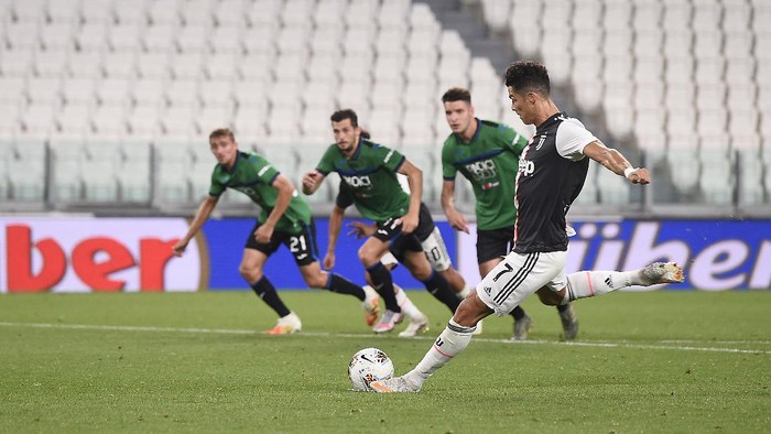 Juventus Cristiano Ronaldo takes a penalty kick during the Serie A soccer match between Juventus and Atalanta at the Allianz Stadium in Turin, Italy, Saturday, July 11, 2020. (Fabio Ferrari/LaPresse via AP)