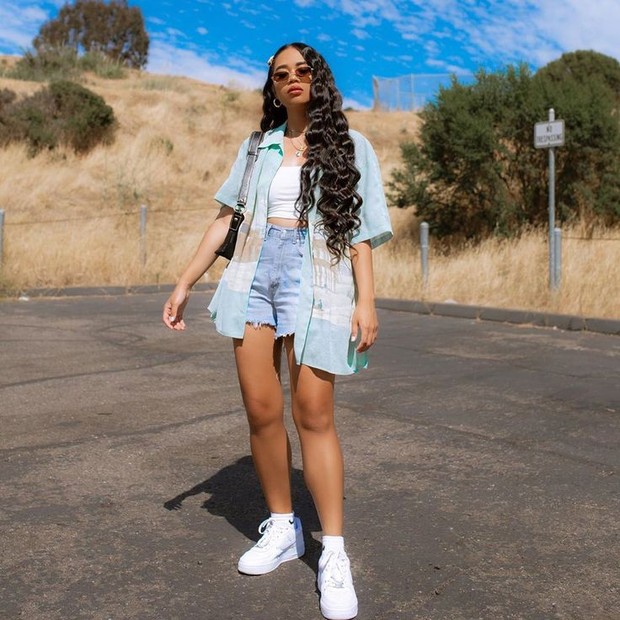 Mix and match denim hot pants agar gaya summer makin menarik