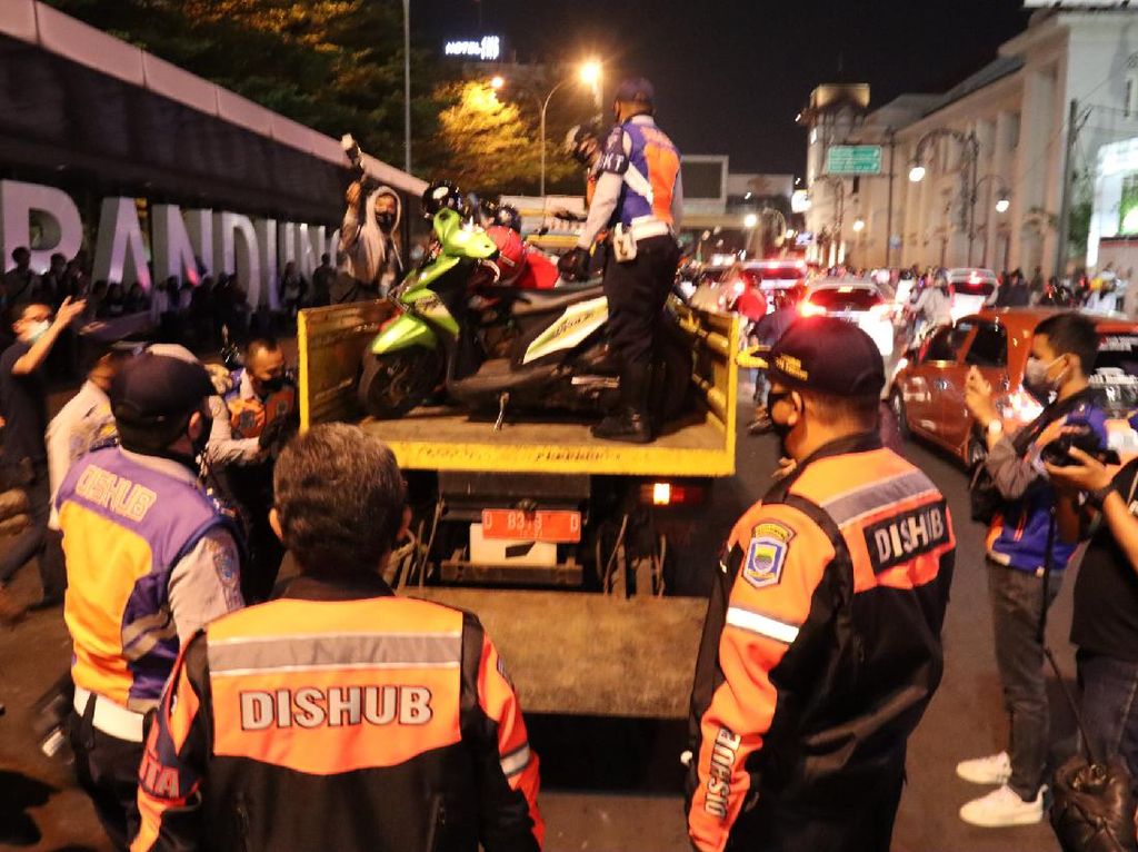 Parkir Sembarangan, 30 Motor-2 Mobil Ditertibkan Dishub Kota Bandung Parkir Sembarangan, 30 Motor-2 Mobil Ditertibkan Dishub Kota Bandung