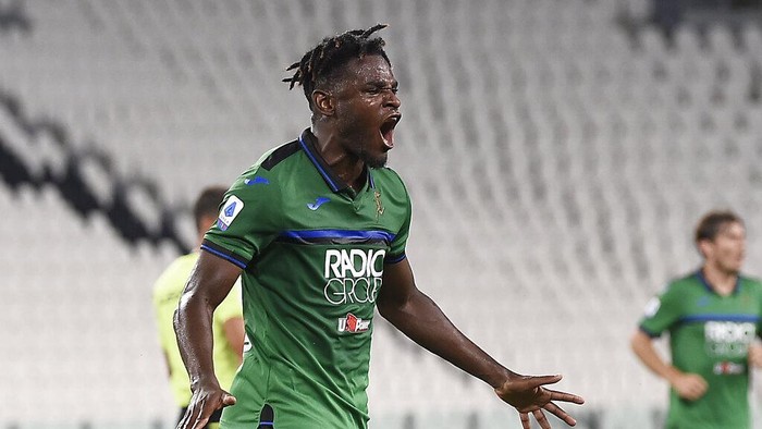 Atalanta s Duván Zapata celebrates after scoring during the Serie A soccer match between Juventus and Atalanta at the Allianz Stadium in Turin, Italy, Saturday, July 11, 2020. (Fabio Ferrari/LaPresse via AP)