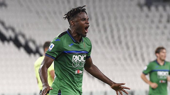 Duvan Zapata Atalanta s Duván Zapata celebrates after scoring during the Serie A soccer match between Juventus and Atalanta at the Allianz Stadium in Turin, Italy, Saturday, July 11, 2020. (Fabio Ferrari/LaPresse via AP)