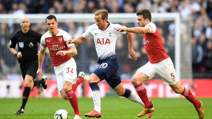 LONDON, ENGLAND - MARCH 02: Harry Kane of Tottenham Hotspur battles for possession with Sokratis Papastathopoulos and Granit Xhaka of Arsenal during the Premier League match between Tottenham Hotspur and Arsenal FC at Wembley Stadium on March 02, 2019 in London, United Kingdom. (Photo by Michael Regan/Getty Images)