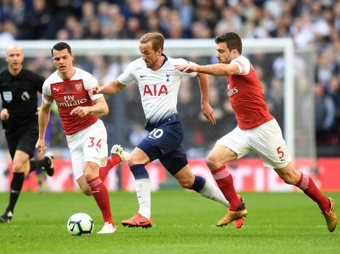 LONDON, ENGLAND - MARCH 02: Harry Kane of Tottenham Hotspur battles for possession with Sokratis Papastathopoulos and Granit Xhaka of Arsenal during the Premier League match between Tottenham Hotspur and Arsenal FC at Wembley Stadium on March 02, 2019 in London, United Kingdom. (Photo by Michael Regan/Getty Images)