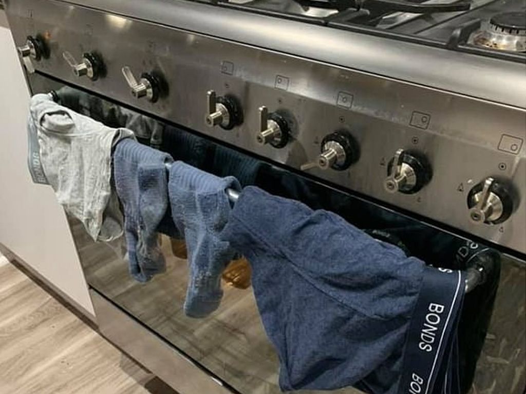 Jadi Kontroversi, Istri Jemur Pakaian Dalam Suami di Oven Saat Dipakai Masak Jadi Kontroversi, Istri Jemur Pakaian Dalam Suami di Oven Saat Dipakai Masak