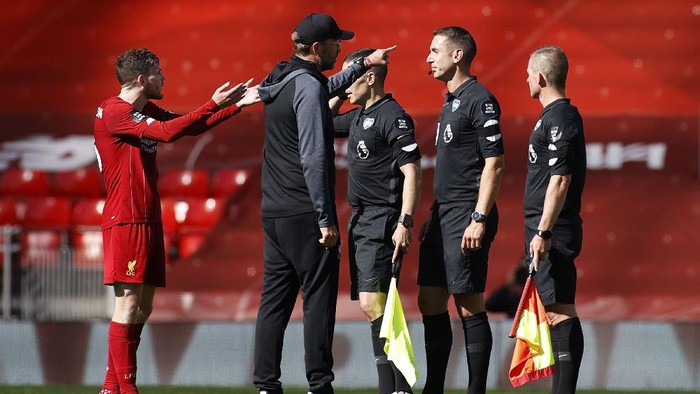 LIVERPOOL, ENGLAND - JULY 11: Jurgen Klopp, Manager of Liverpool speaks with Match Referee, David Coote following the Premier League match between Liverpool FC and Burnley FC at Anfield on July 11, 2020 in Liverpool, England. Football Stadiums around Europe remain empty due to the Coronavirus Pandemic as Government social distancing laws prohibit fans inside venues resulting in all fixtures being played behind closed doors. (Photo by Phil Noble/Pool via Getty Images)