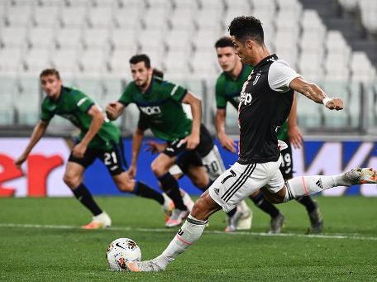 Striker Juventus, Cristiano Ronaldo, mengeksekusi penalti di laga melawan Atalanta, Minggu (12/7) dini hari WIB. (Foto: Marco BERTORELLO / AFP)