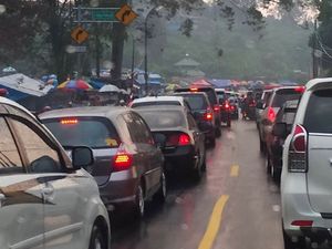 Video: Kawasan Puncak Padat, One Way Diberlakukan