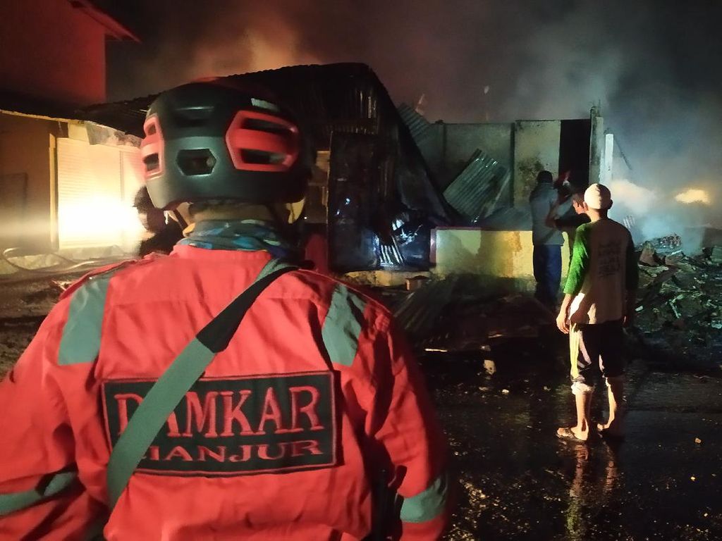 22 Kios Pasar di Kawasan Wisata Cibodas Terbakar, Diduga Korsleting Listrik 22 Kios Pasar di Kawasan Wisata Cibodas Terbakar, Diduga Korsleting Listrik