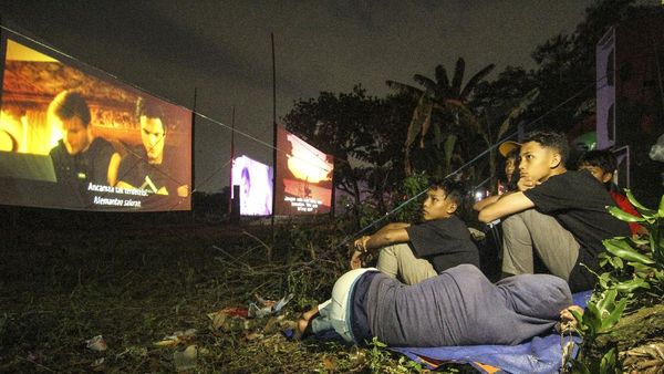 Layar Tancap Hiburan Alternatif Warga di Tengah Pandemi