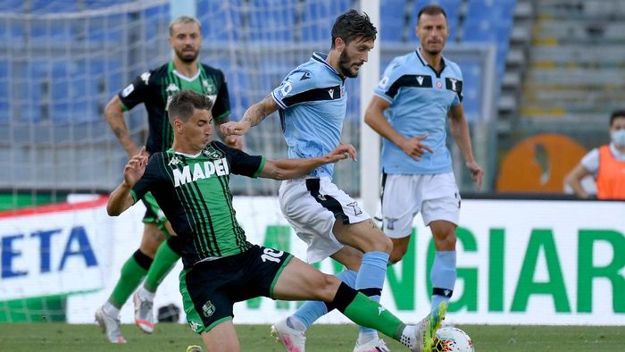 Lazio vs Sassuolo ROME, ITALY - JULY 11: Luis Alberto of SS Lazio compete for the ball with Filip Djuricic of US Sassuolo during the Serie A match between SS Lazio and US Sassuolo at Stadio Olimpico on July 11, 2020 in Rome, Italy. (Photo by Marco Rosi - SS Lazio/Getty Images)