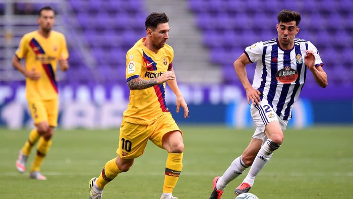 VALLADOLID, SPAIN - JULY 11: Lionel Messi of Barcelona and Kike Perez of Real Valladolid battle for the ball during the Liga match between Real Valladolid CF and FC Barcelona at Jose Zorrilla on July 11, 2020 in Valladolid, Spain. Football Stadiums around Europe remain empty due to the Coronavirus Pandemic as Government social distancing laws prohibit fans inside venues resulting in all fixtures being played behind closed doors. (Photo by Denis Doyle/Getty Images)