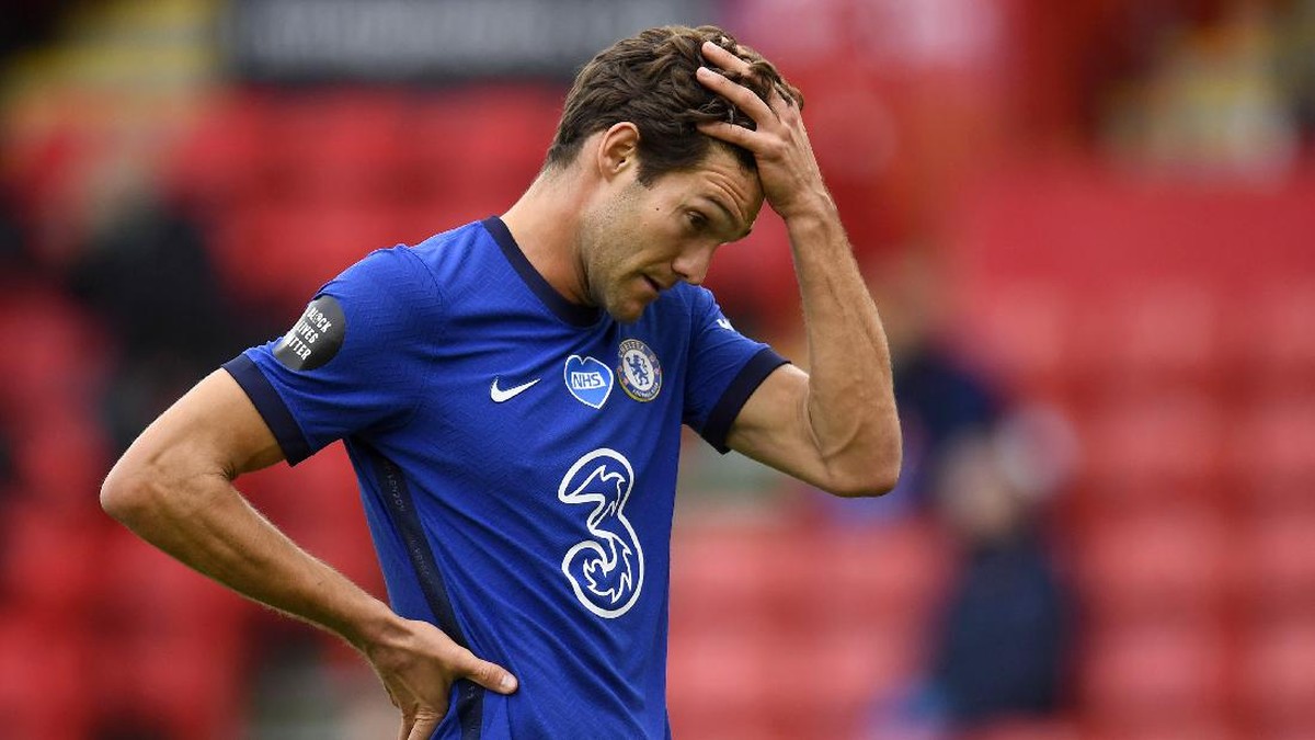 Wingback Chelsea, Marcos Alonso, termenung di laga melawan Sheffield United, Sabtu (11/7), yang berakhir dengan kekalahan 0-3. (Foto: Peter Powell/Pool via Getty Images)