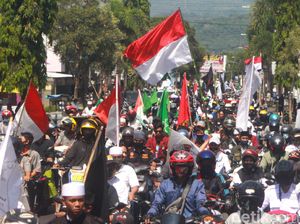 Massa Ormas Tolak RUU HIP Long March ke Bundaran Alam Sari Sumedang