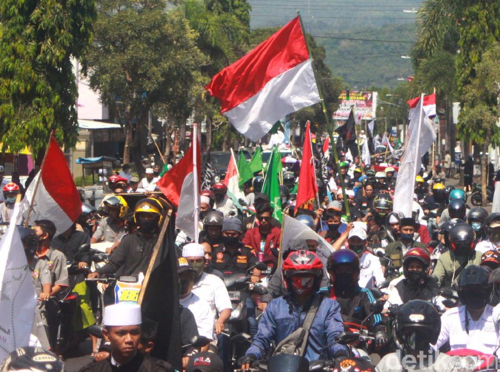 Massa Ormas Tolak RUU HIP Long March ke Bundaran Alam Sari Sumedang Massa Ormas Tolak RUU HIP Long March ke Bundaran Alam Sari Sumedang