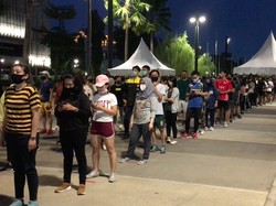 Minggu Malam, Antrean Pengunjung di GBK Mengular Panjang