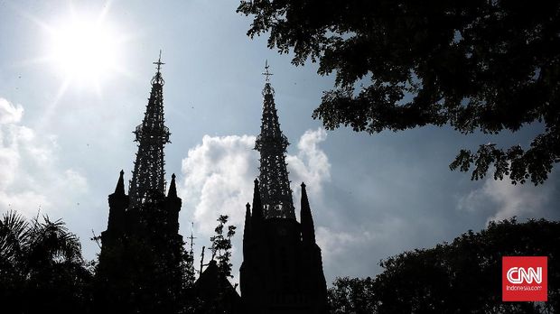 Gereja Paroki Katedral Jakarta dipastikan buka perdana di masa transisi menuju new normal.  misa berlangsung pukul 09.00 dan misa harian pukul 18.00 WIB. Jakarta,  Minggu (12/7). CNN Indonesia/Andry Novelino
