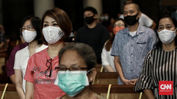 Umat yang menghadiri misa wajib memenuhi syarat protokol kesehatan yang ditentukan, dengan mencuci tangan dan menggunakan masker, juga harus sehat jasmani, usia 18-59 tahun, dan didaftarkan melalui ketua lingkungan masing-masing sesuai kebijakan Paroki Katedral Jakarta.Minggu (12/7). CNN Indonesia/Andry Novelino