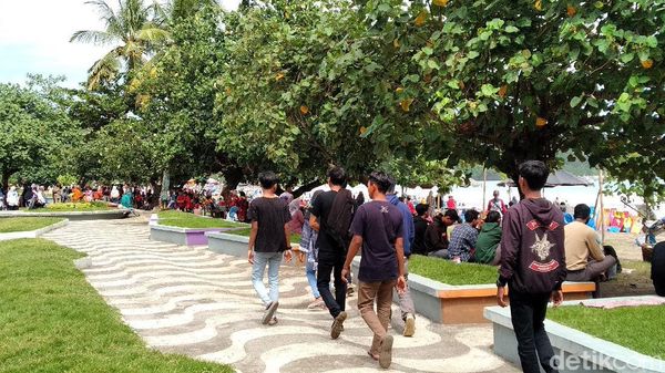 Foto Keramaian di Pantai Pangandaran Hari Ini