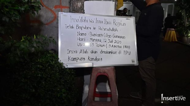 Papan kabar duka ayah Ivan Gunawan