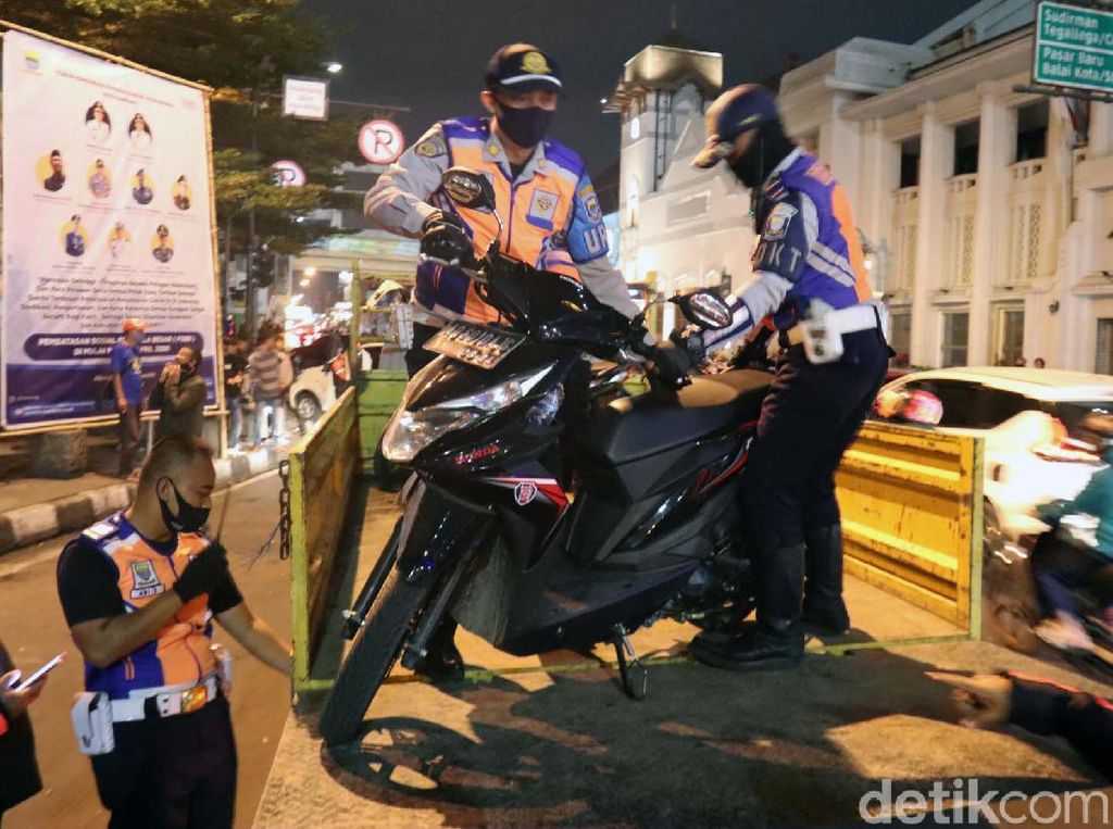 Parkir Sembarangan, Puluhan Sepeda Motor Diangkut Dishub Kota Bandung Parkir Sembarangan, Puluhan Sepeda Motor Diangkut Dishub Kota Bandung