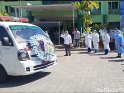 Penghormatan Terakhir Dokter RS Jiwa Menur yang Meninggal karena COVID-19