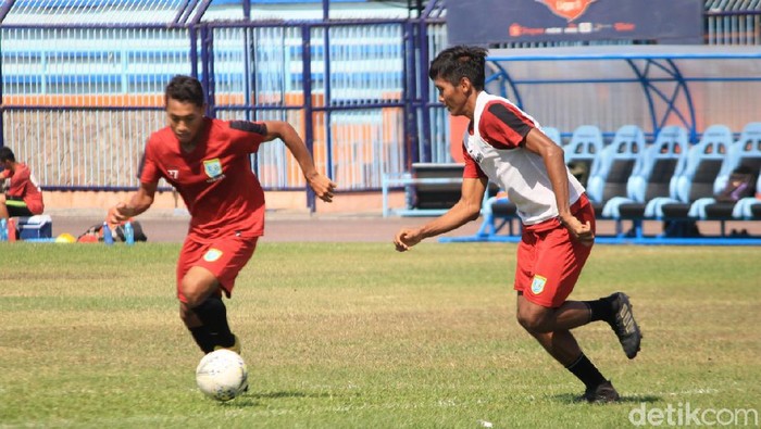 Shopee Liga 1 Dimulai Oktober, Dua Pemain Persela Genjot Latihan yakni Eky Taufik Febriyanto dan Mochammad Zaenuri.