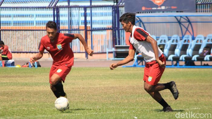 Persela Lamongan Shopee Liga 1 Dimulai Oktober, Dua Pemain Persela Genjot Latihan yakni Eky Taufik Febriyanto dan Mochammad Zaenuri.