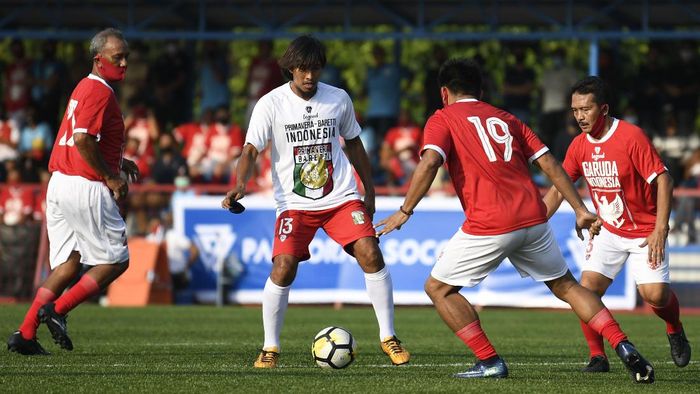 PERTANDINGAN PERSAHABATAN MANTAN PEMAIN TIMNAS INDONESIA Pesepak bola Primavera-Baretti Indonesia Budi Sudarsono (tengah) berebut bola dengan pesepak bola Garuda Indonesia dalam pertandingan persahabatan di Jakarta, Sabtu (11/7/2020). Pertandingan persahabatan yang merupakan reuni pertandingan sepak bola mantan Tim Nasional Indonesia dari era 1970 sampai 2000-an digelar untuk menggairahkan kembali sepak bola nasional. ANTARA FOTO/Puspa Perwitasari/wsj.