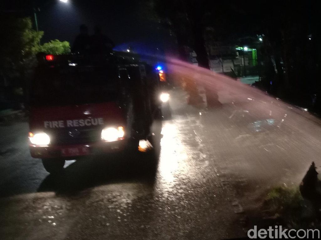 Petugas Bubarkan Kerumunan Warga di Jepara dengan Menyemprot Air Petugas Bubarkan Kerumunan Warga di Jepara dengan Menyemprot Air